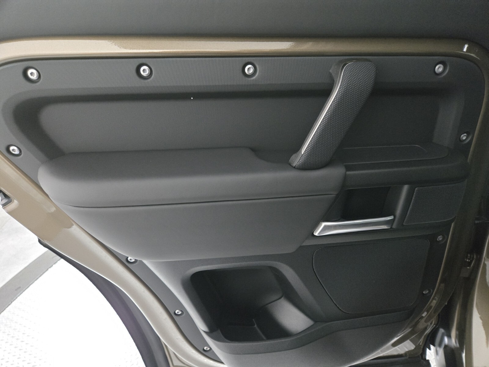 2025 Land Rover Defender 110 photo 19