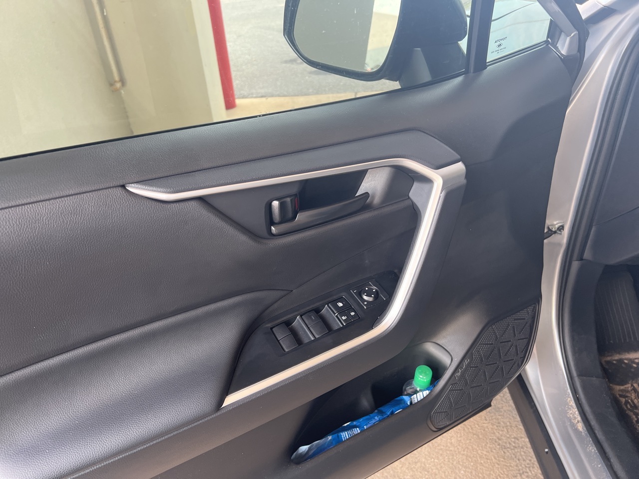 2025 Toyota RAV4 LE photo 6