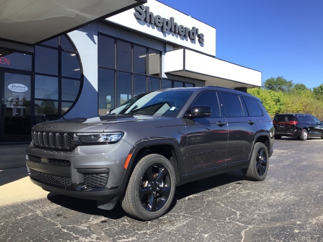 Used 2022 Gray Jeep Altitude image 2