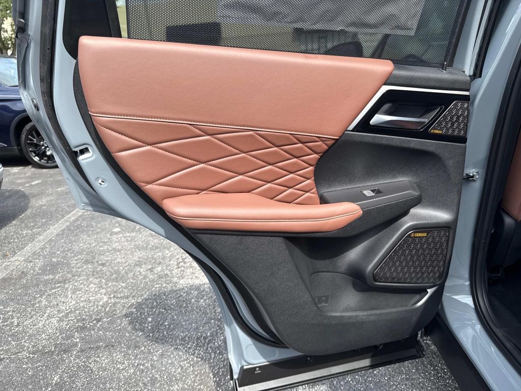 2025 Mitsubishi Outlander SEL photo 11