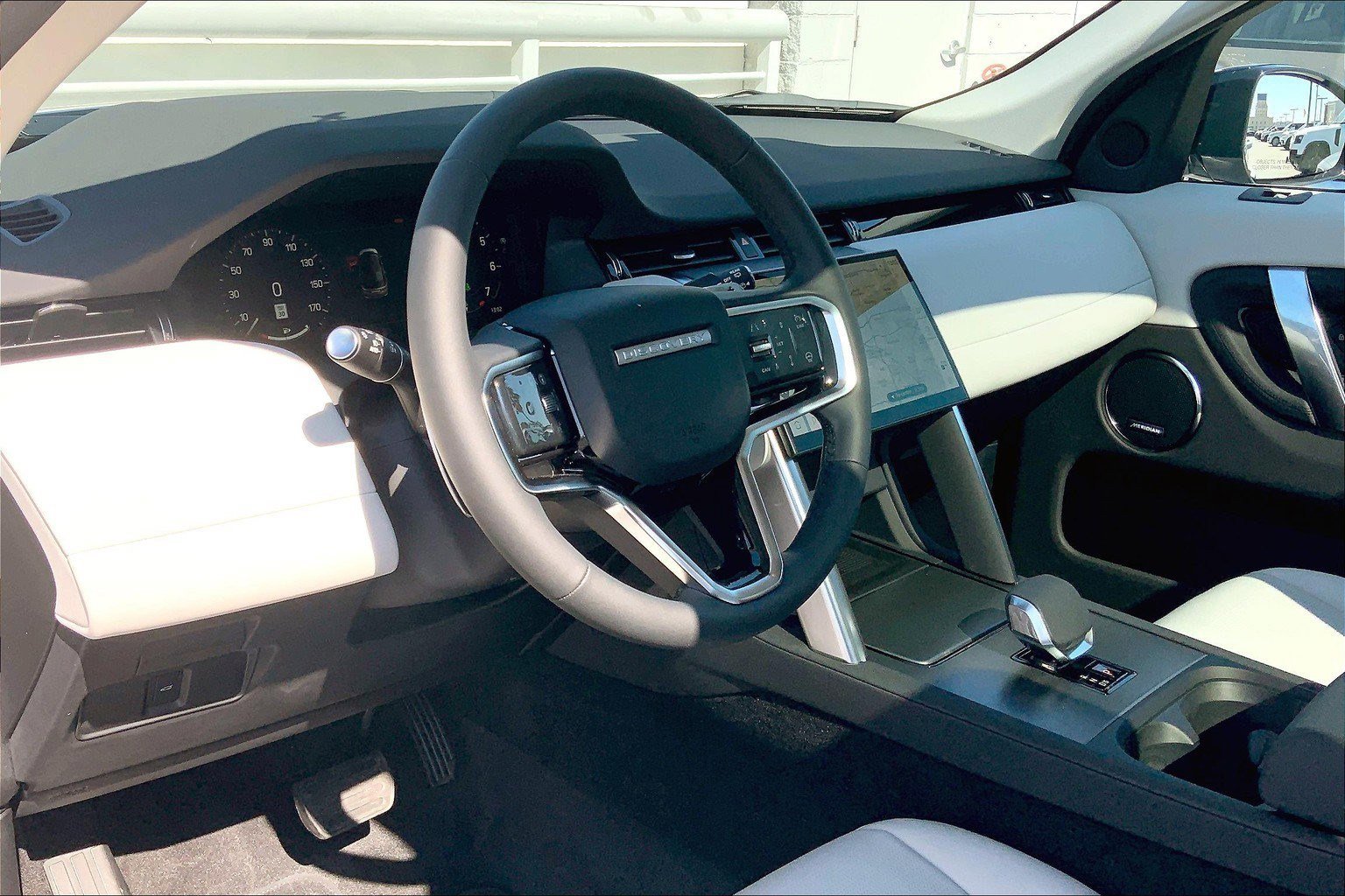 2025 Land Rover Discovery Sport S photo 3