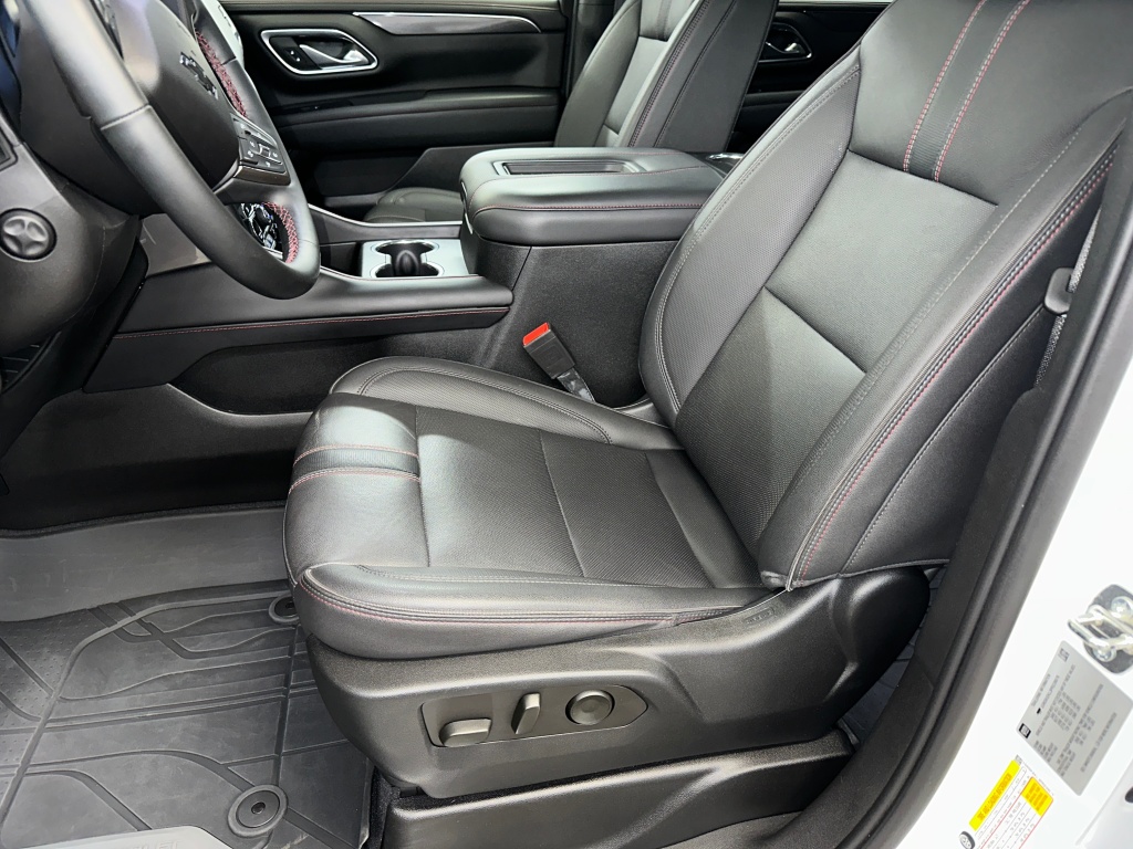 2023 Chevrolet Suburban RST photo 2
