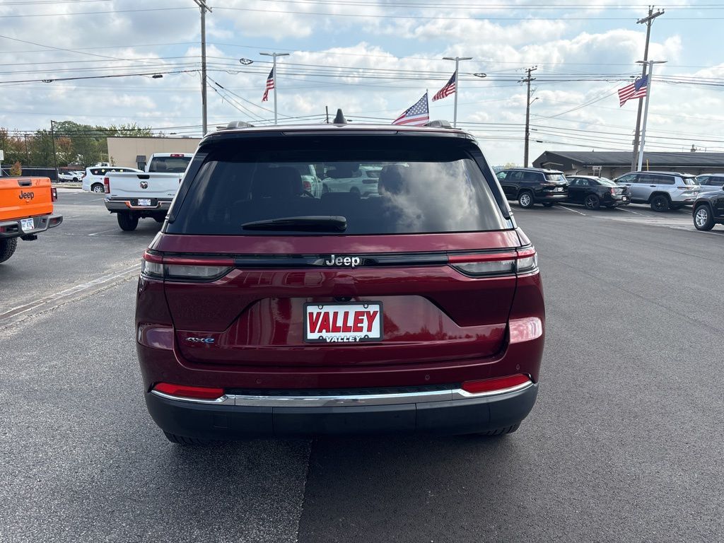 2023 Jeep Cherokee Base photo 4