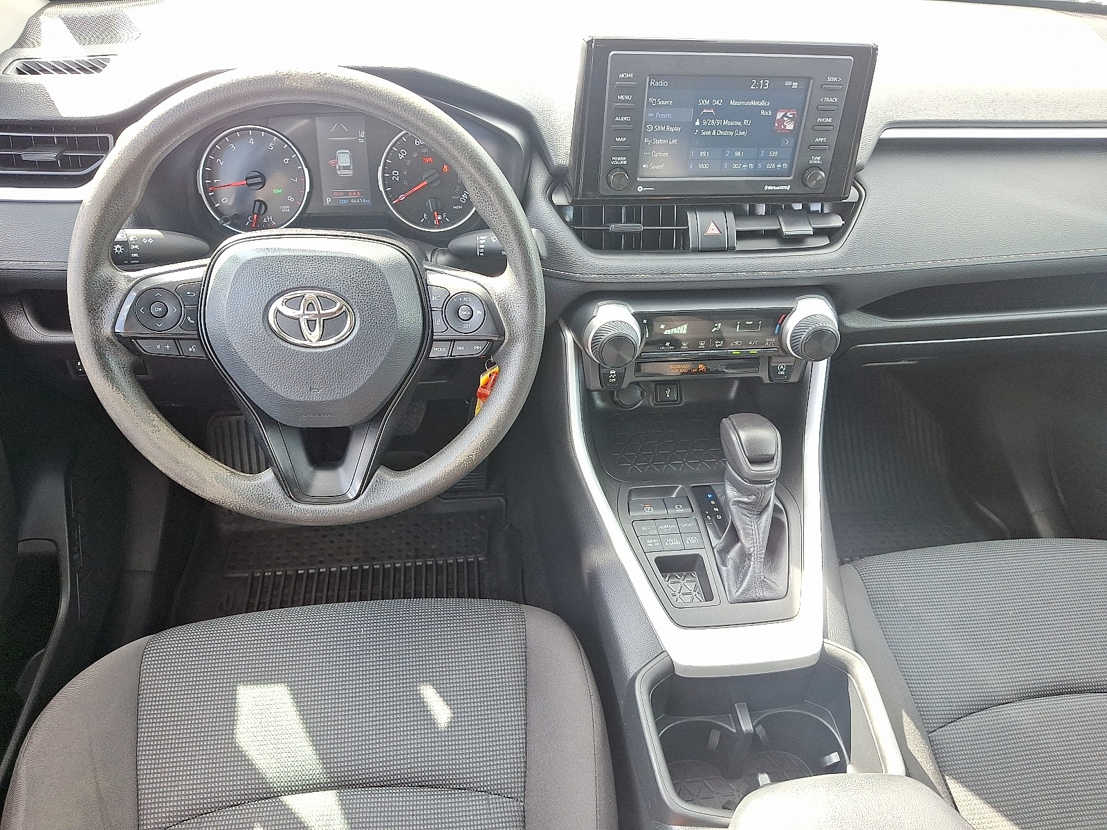2022 Toyota RAV4 LE photo 10