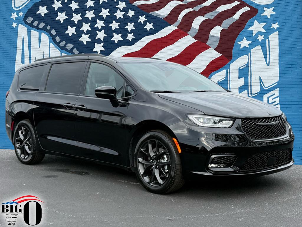 2026 Chrysler Pacifica Limited's photo