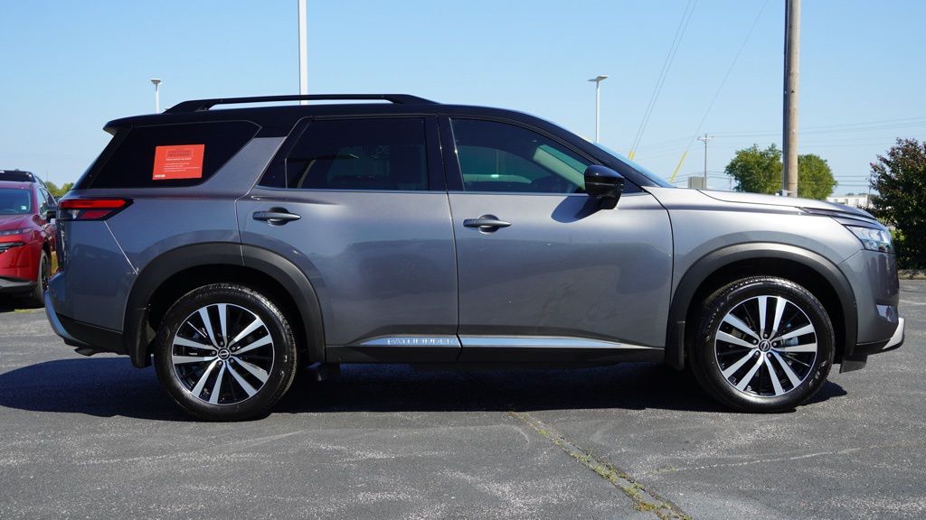 2024 Nissan Pathfinder Platinum photo 3