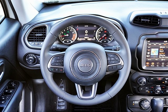 Used 2022 White Jeep Latitude image 19