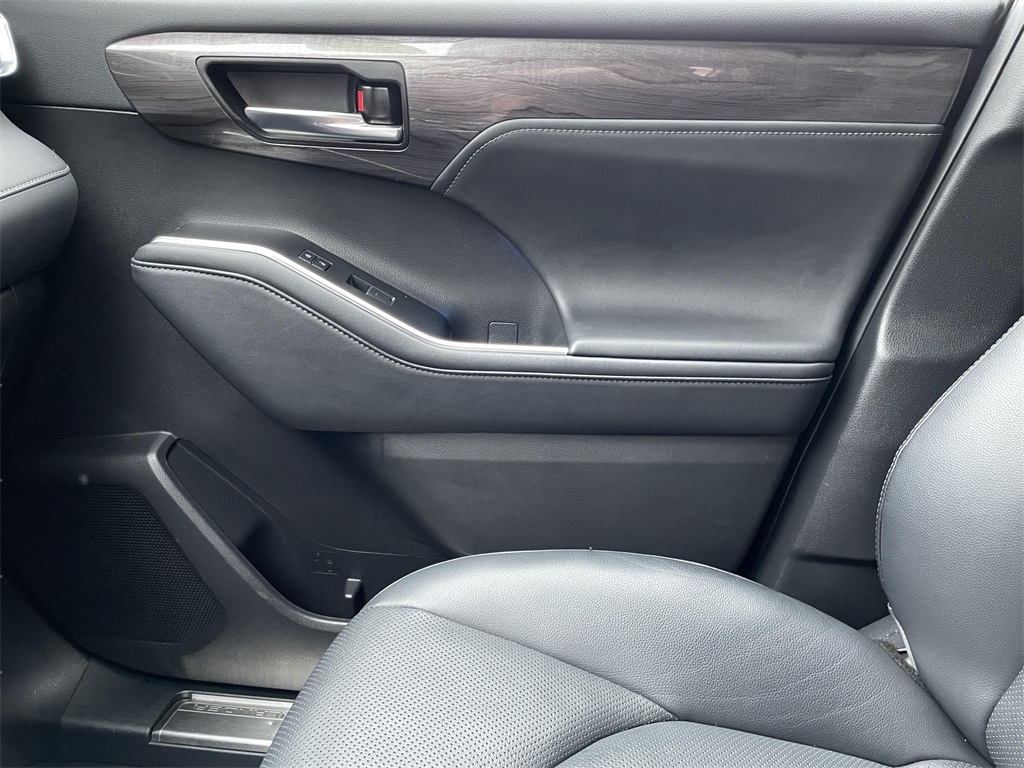 2022 Toyota Highlander Platinum photo 19