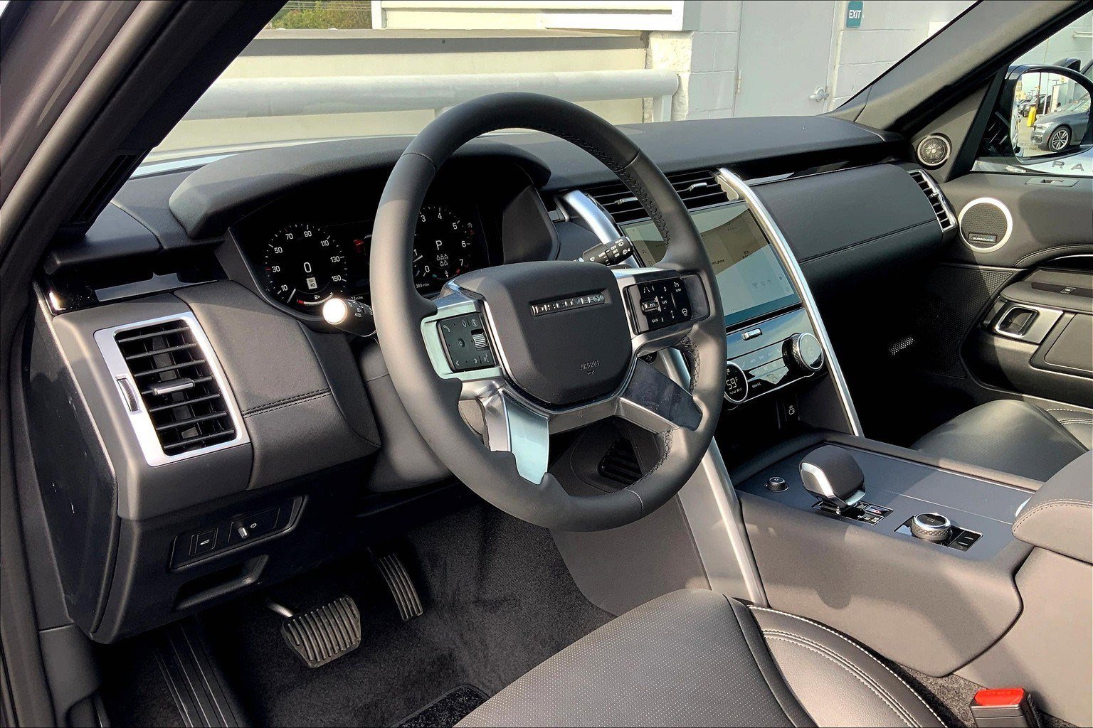 2025 Land Rover Discovery S photo 2