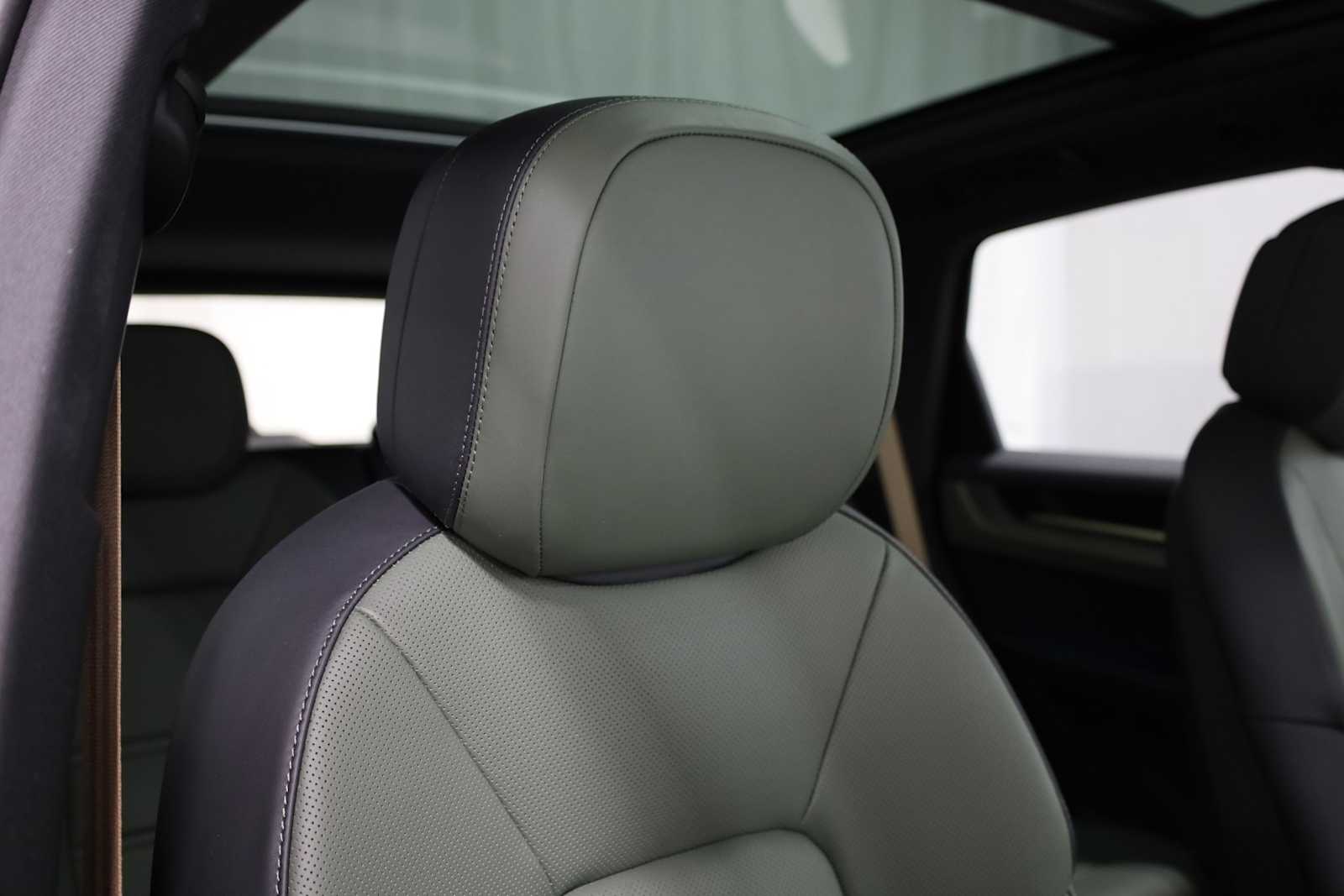 2024 Porsche Cayenne S E-Hybrid photo 14