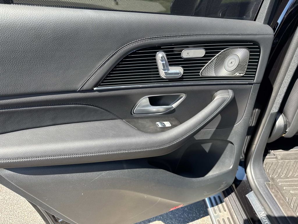 2025 Mercedes Benz GLS 580 4MATIC photo 11