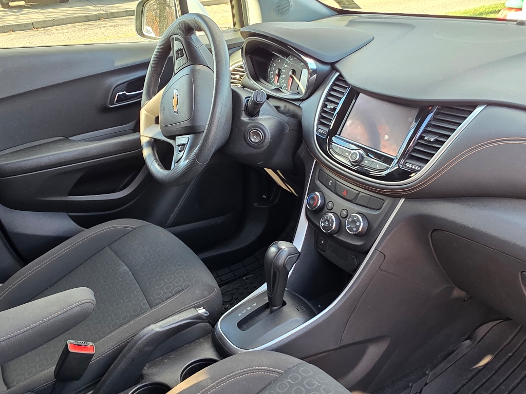 2021 Chevrolet Trax LS photo 3