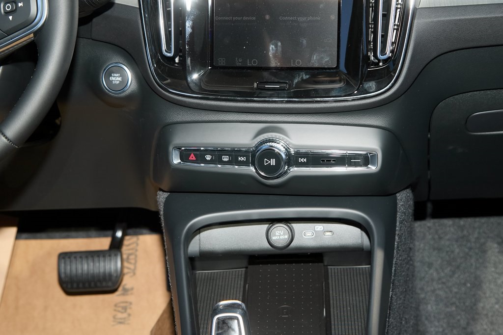2026 VOLVO XC40 - Image 26
