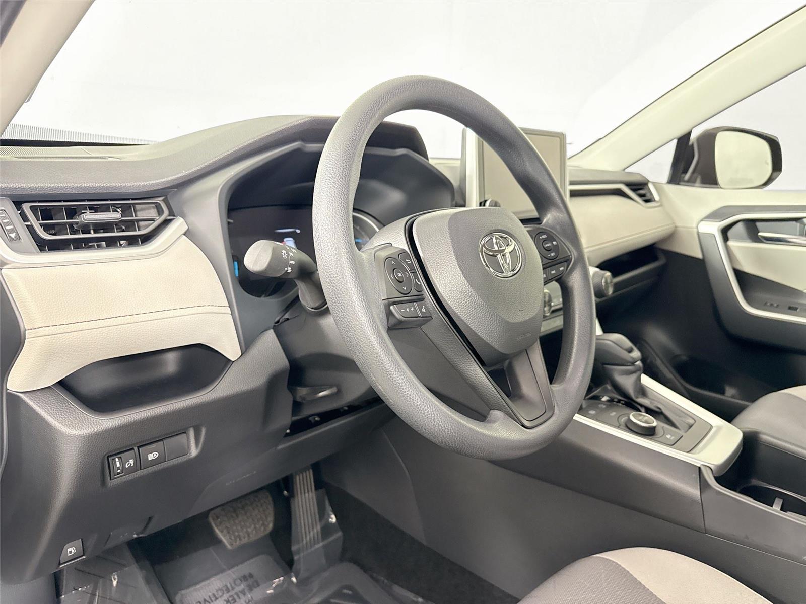2025 Toyota RAV4 Hybrid XLE photo 13