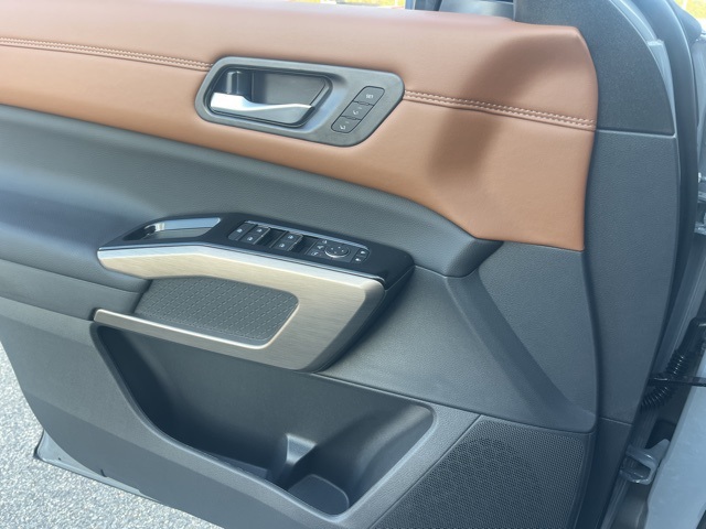 2025 Nissan Pathfinder Platinum photo 4