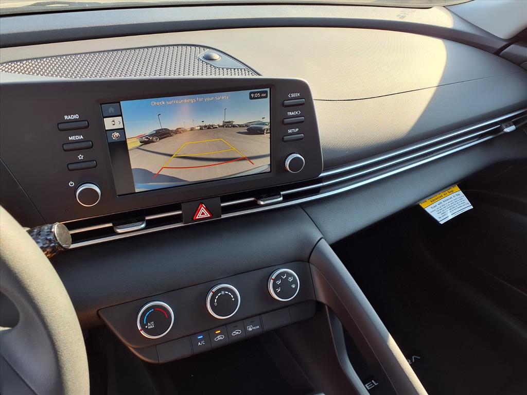 2025 Hyundai Elantra SE photo 5