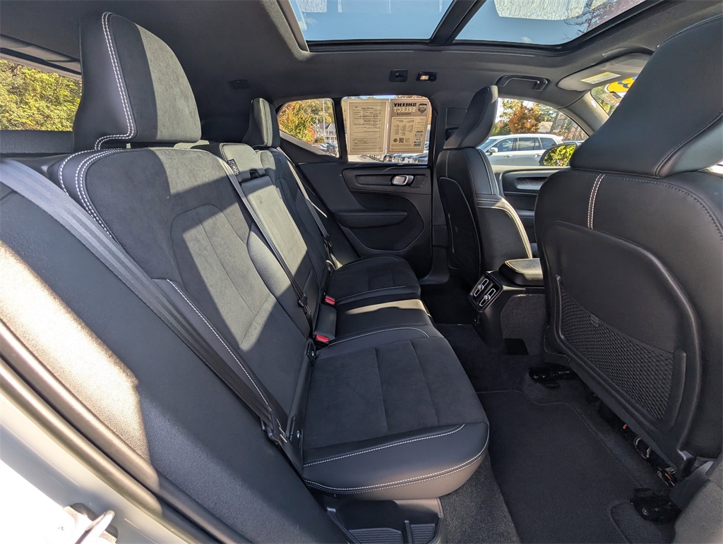 2023 Volvo XC40 Recharge Twin Plus photo 3