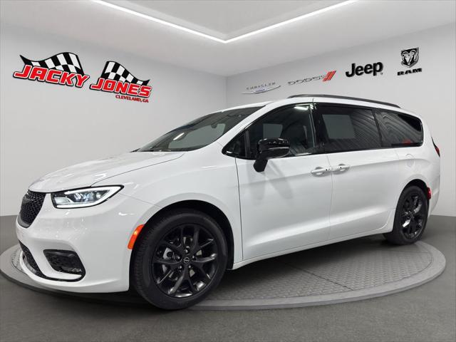 2026 Chrysler Pacifica Limited's photo