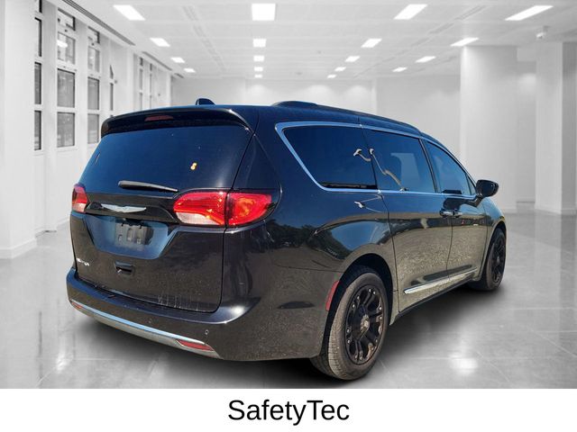 2017 Chrysler Pacifica Touring L photo 2