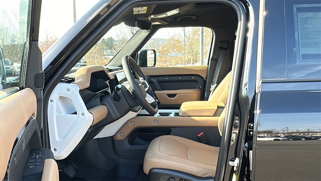 2025 Land Rover Defender 110 X-Dynamic SE photo 10