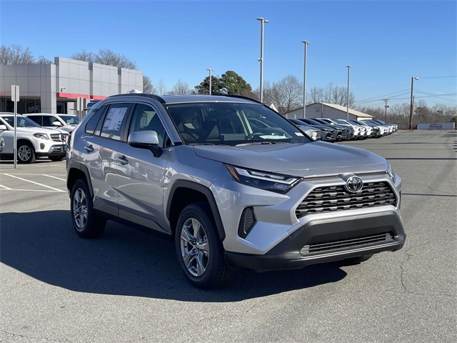 2025 Toyota RAV4 XLE's photo