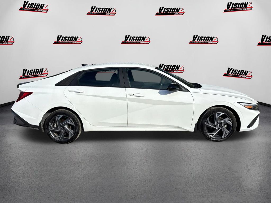 2025 Hyundai Elantra SEL Sport photo 4