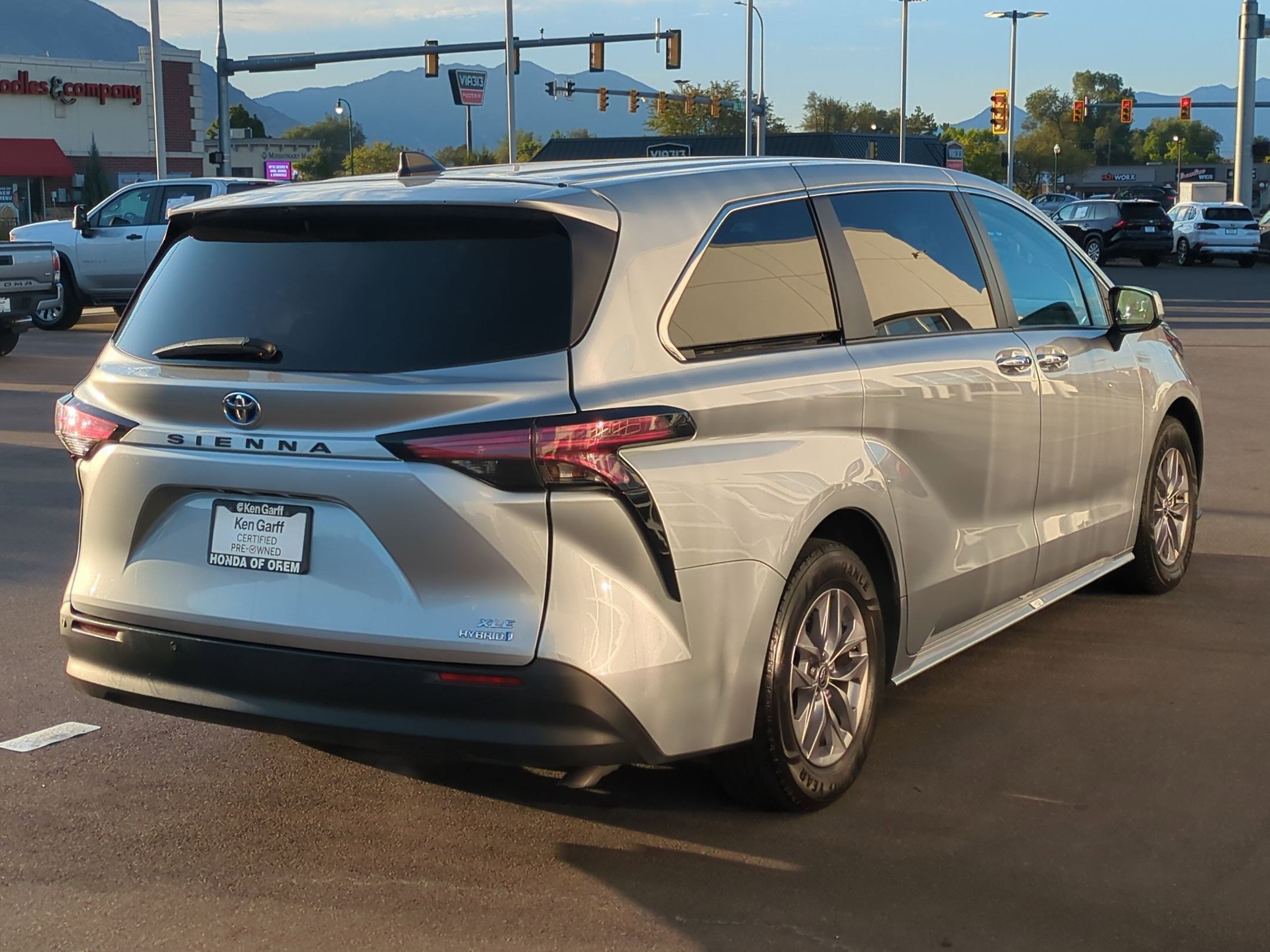 2022 Toyota Sienna XLE photo 3