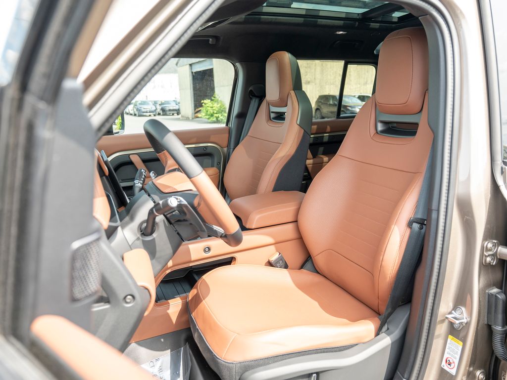 2025 Land Rover Defender 110 V8 photo 19