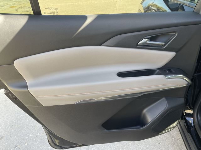 2025 Chevrolet Traverse photo 2