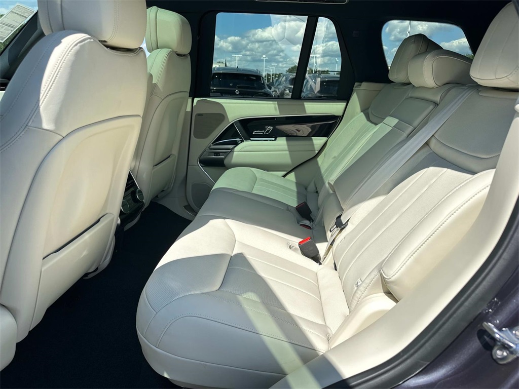 2025 Land Rover Range Rover SE photo 6