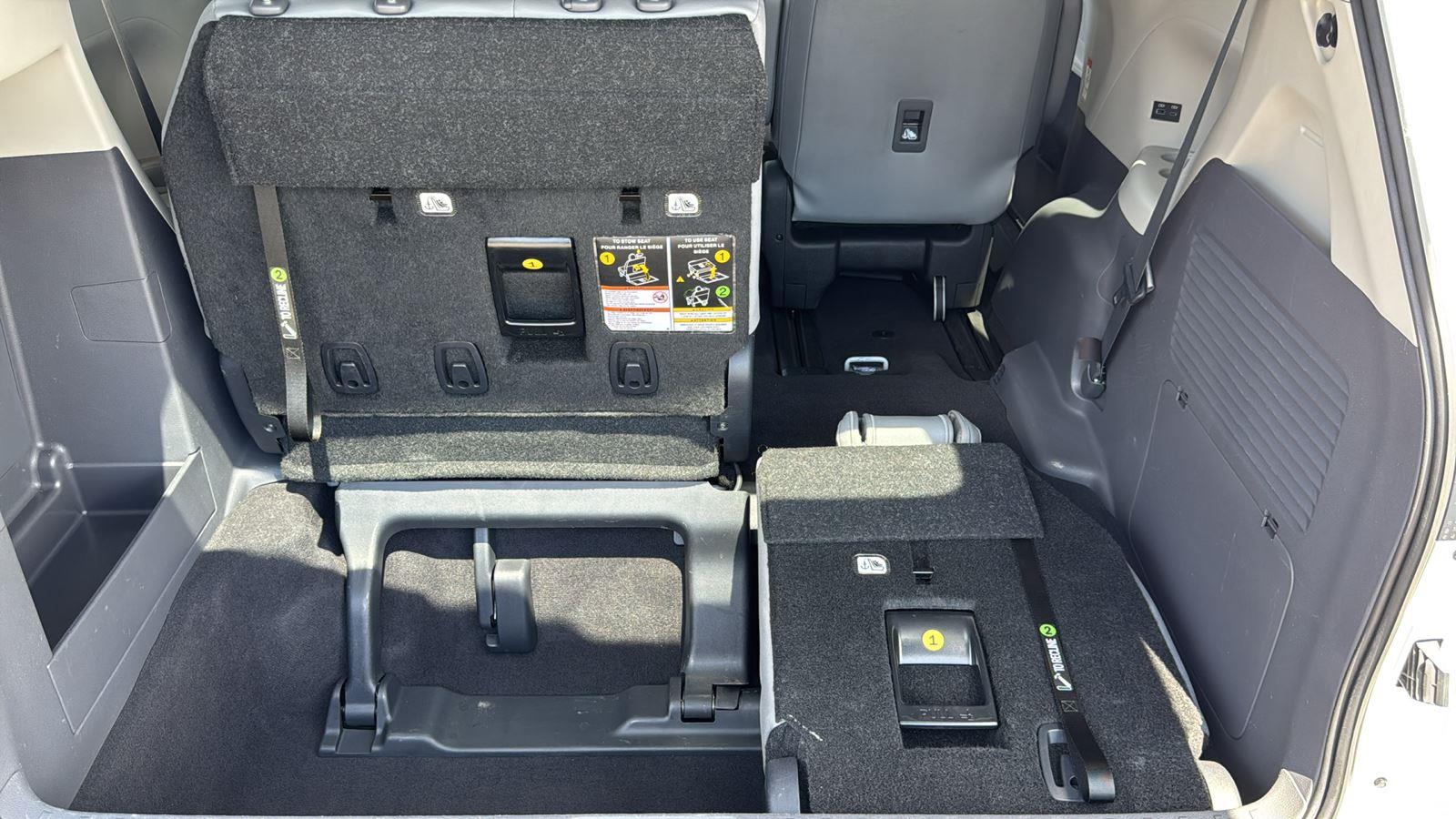 2024 Toyota Sienna XLE photo 28