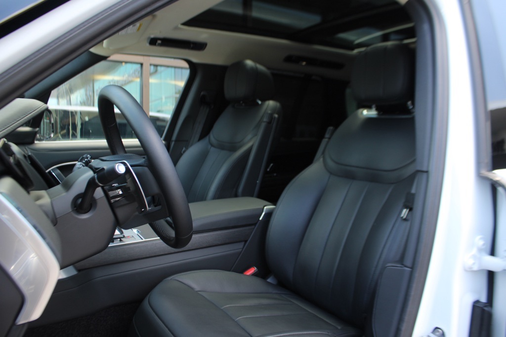 2024 Land Rover Range Rover SE photo 2