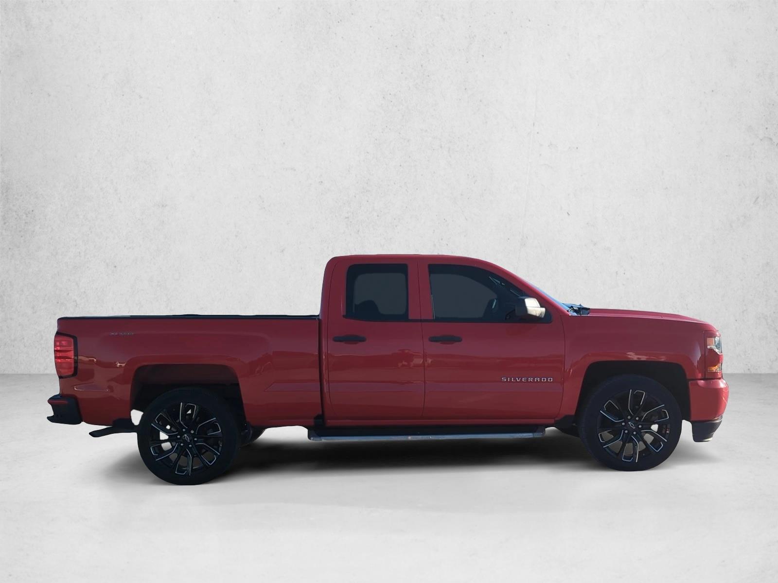 2017 Chevrolet Silverado 1500 Custom photo 4