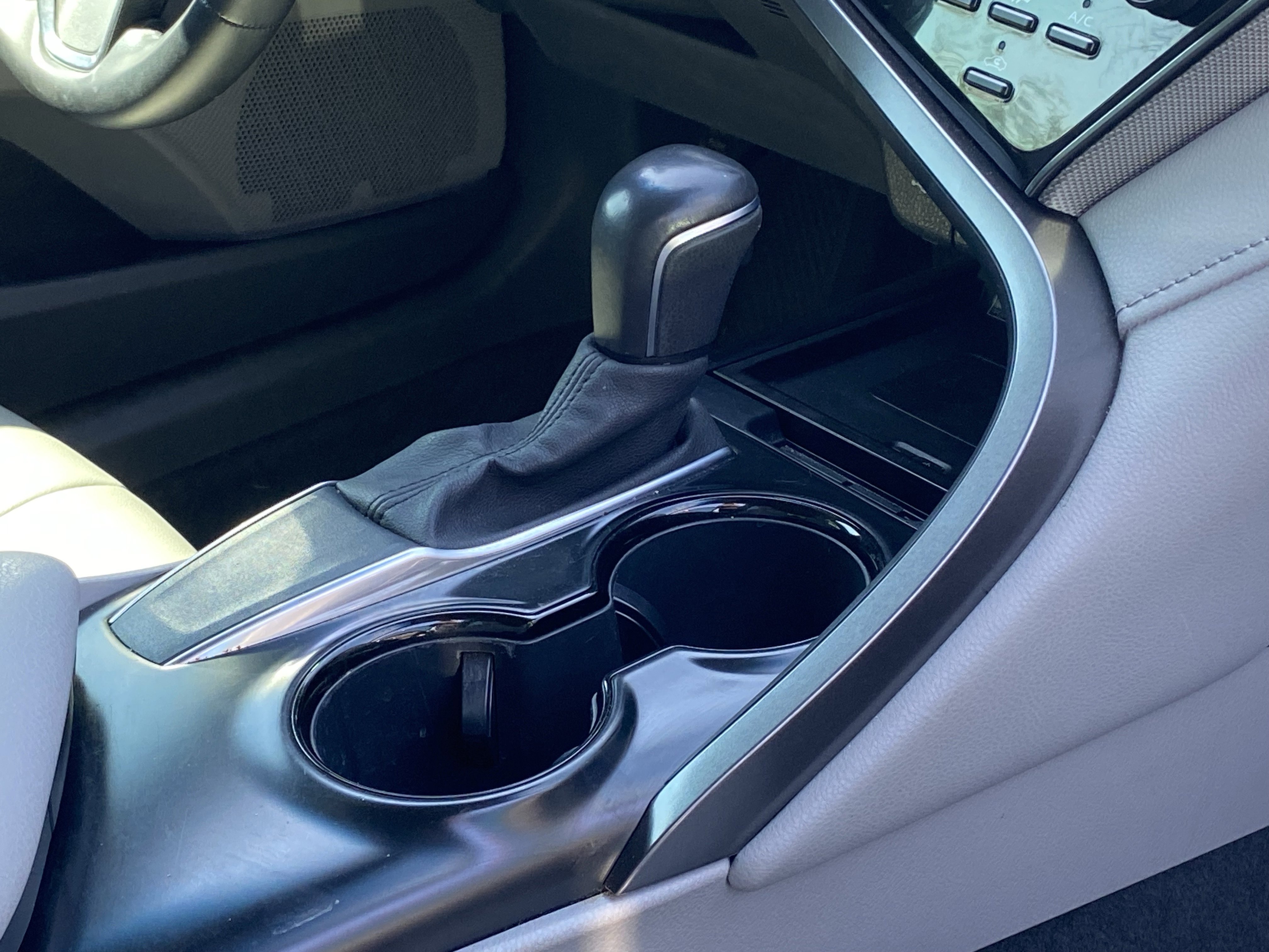 2020 Toyota Camry SE photo 2