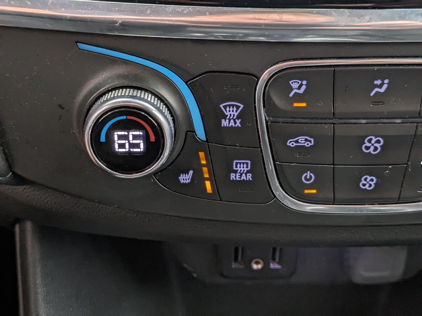 2022 Chevrolet Traverse Cloth photo 2
