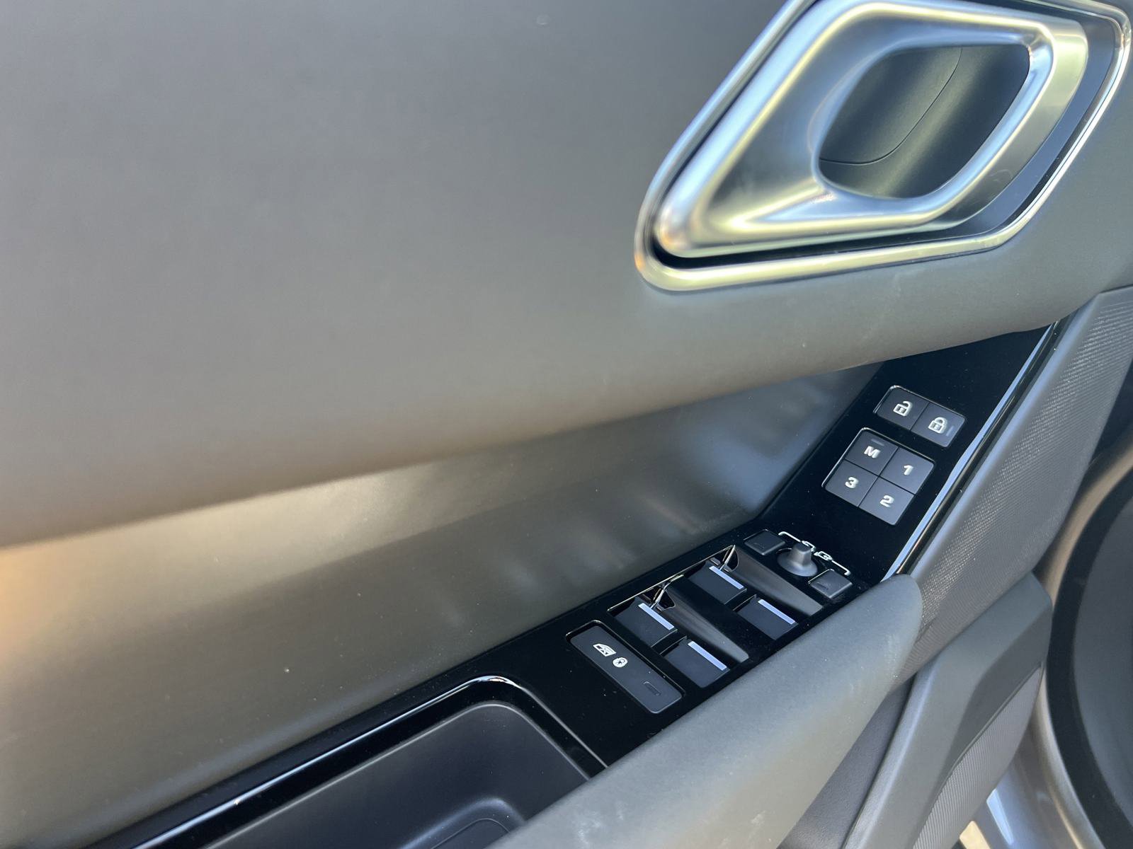 2025 Land Rover Range Rover Velar SE photo 22