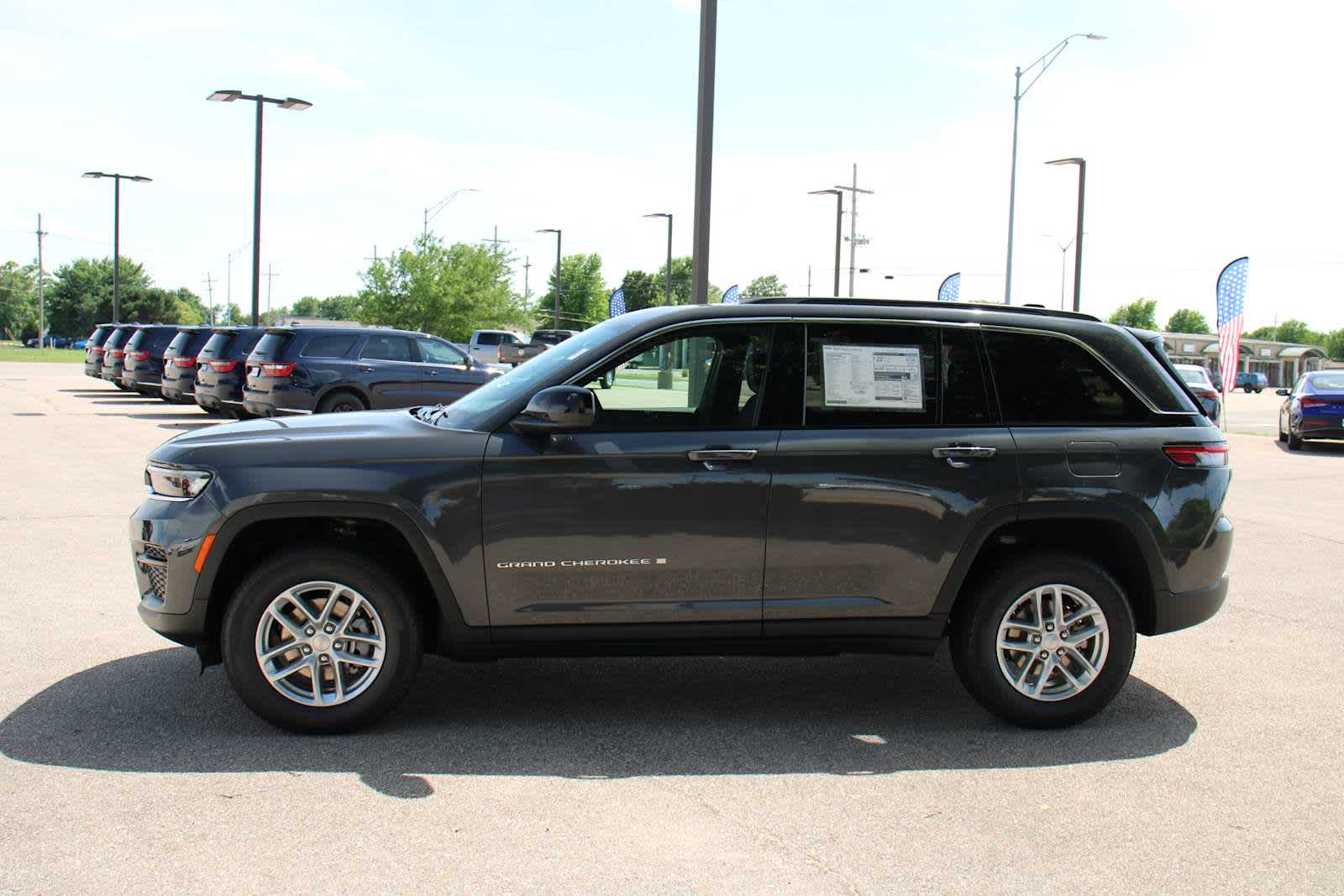 2025 Jeep Grand Cherokee Laredo Altitude photo 5