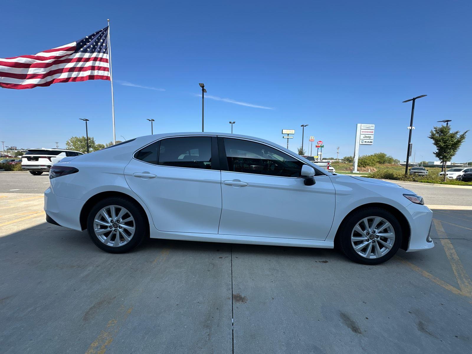 2023 Toyota Camry LE photo 4
