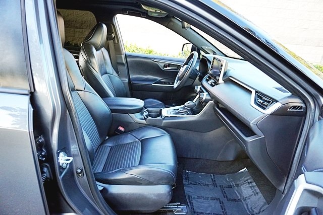 Used 2020  Toyota XSE image 10