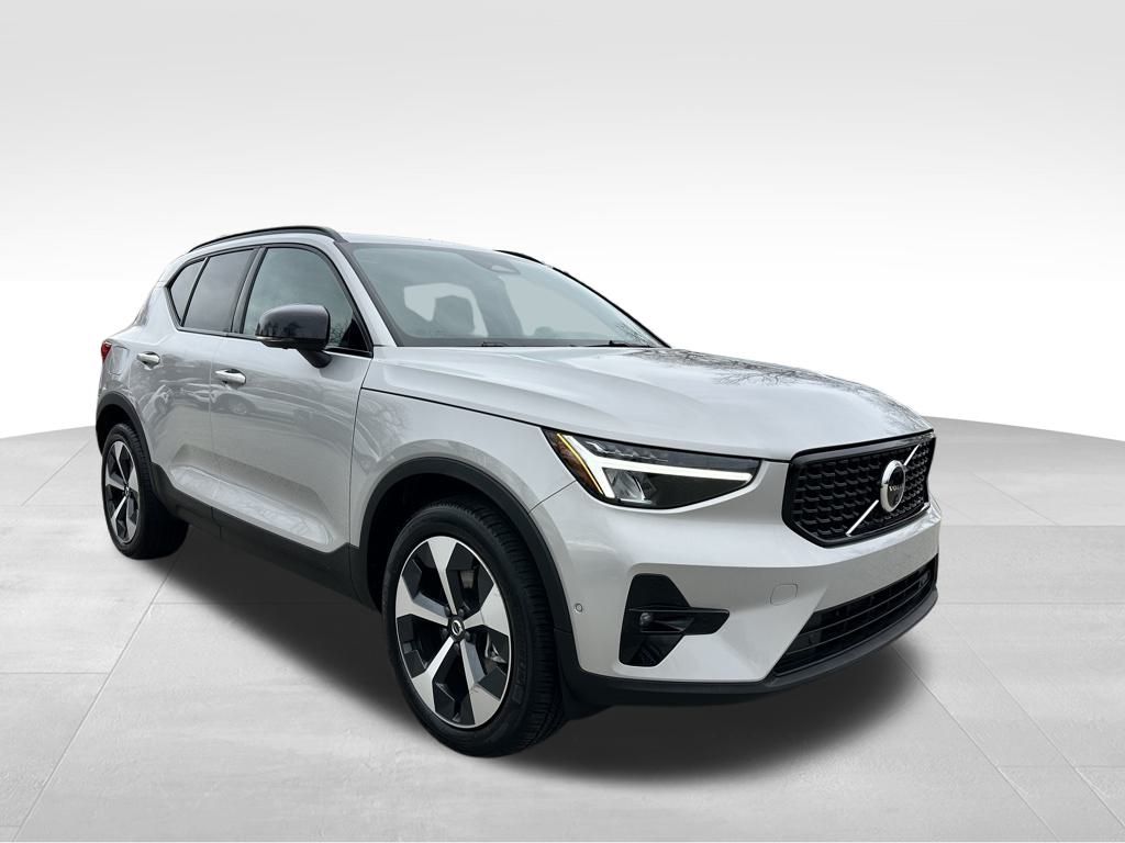 2025 Volvo XC40 Plus photo 3