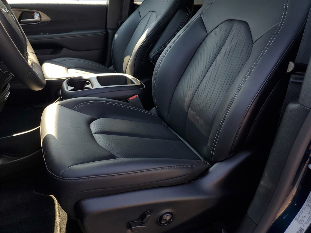 2025 Chrysler Pacifica photo 17