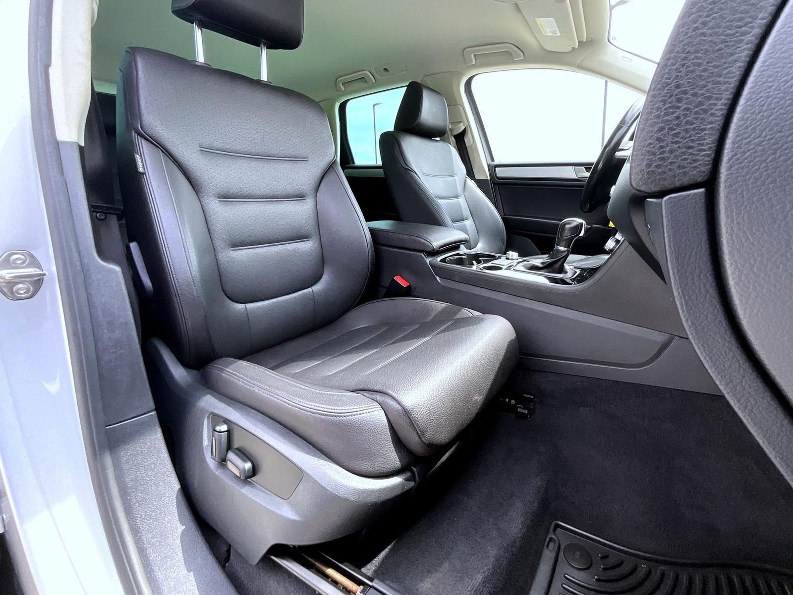 2017 Volkswagen Touareg V6 Sport photo 17