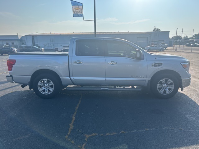 2017 Nissan Titan SV Crew Cab photo 4