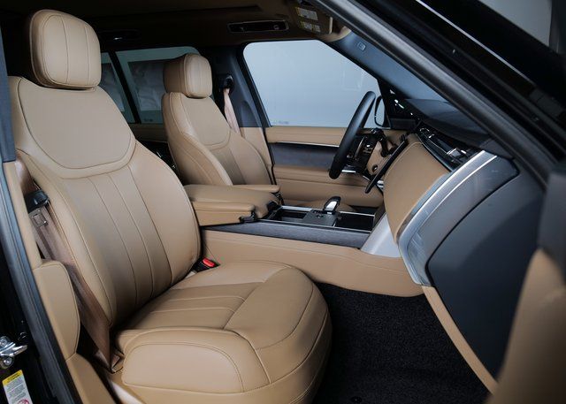 2025 Land Rover Range Rover SE photo 3