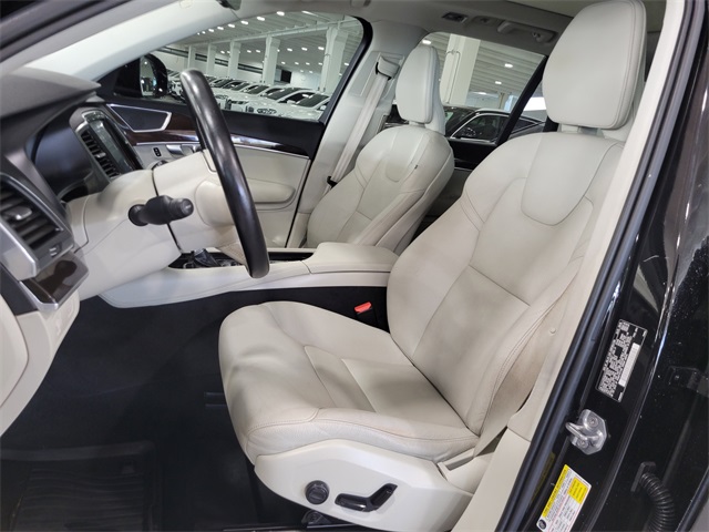 2019 Volvo XC90 T6 Momentum photo 13