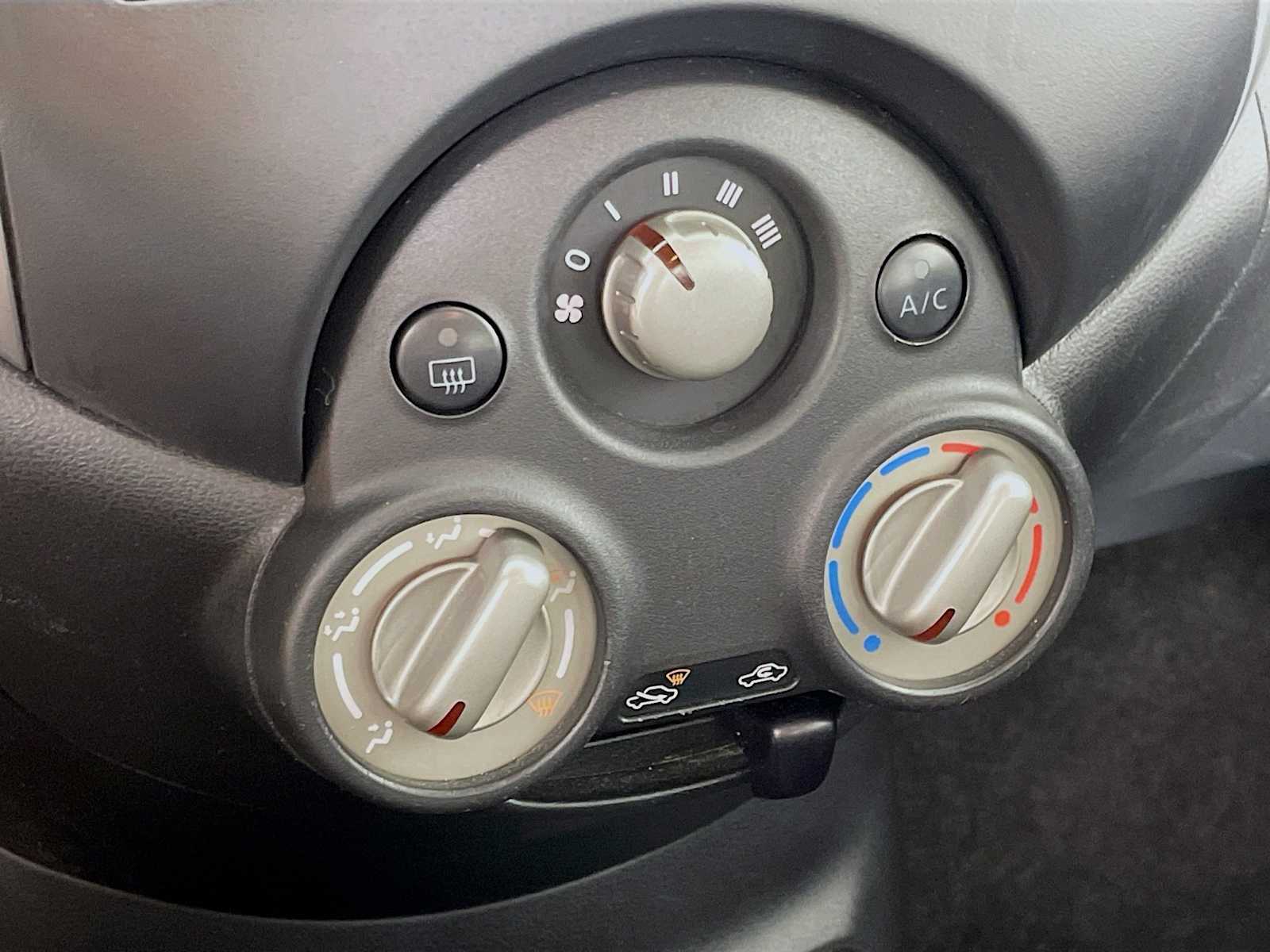 2012 Nissan Versa SV photo 12