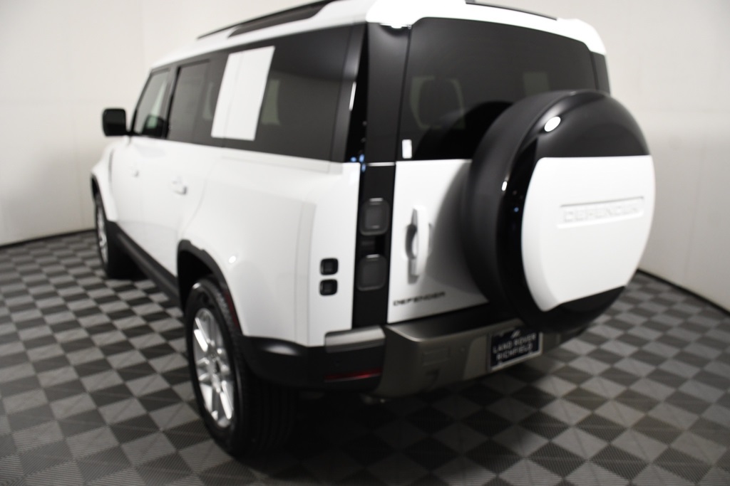 2026 Land Rover Defender 110 photo 3