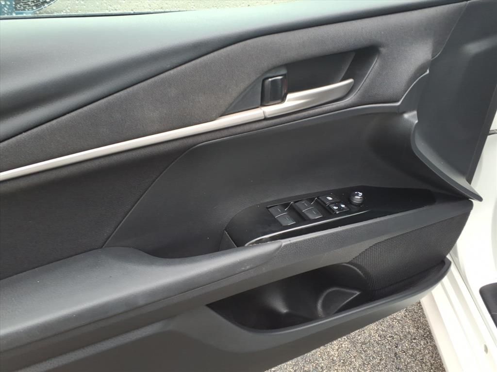 2025 Toyota Camry Hybrid LE photo 9