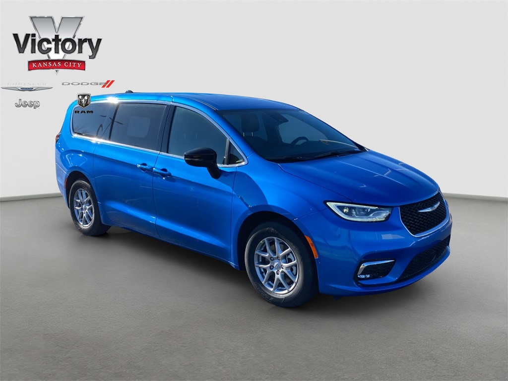2026 Chrysler Pacifica Select's photo