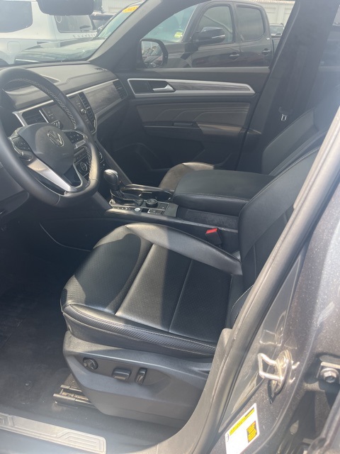 2022 Volkswagen Atlas Cross Sport V6 SE Technology photo 2
